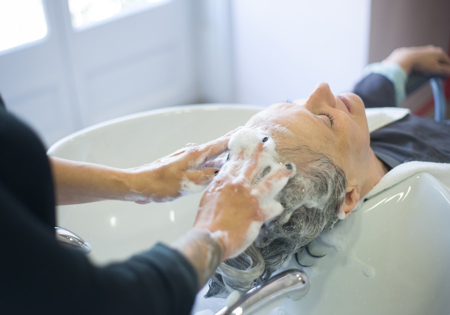 كيف تغسل شعرك الطبيعي لمنع التقصف